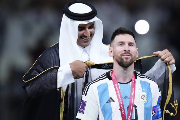 Argentina v France: Final - FIFA World Cup, WM, Weltmeisterschaft, Fussball Qatar 2022 Qatar™s Emir Tamim Bin Hamad Al Thani puts the besht to Lionel Messi right winger of Argentina and Paris Saint-Germain after the FIFA World Cup Qatar 2022 Final match between Argentina and France at Lusail Stadium on December 18, 2022 in Lusail City, Qatar. Lusail City Qatar  Copyright: xJosexBretonx originalFilename:breton-argentin221218_npgrK.jpg