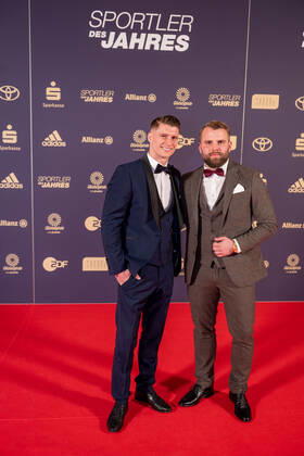 Lukas Dauser (Turner, Silber am Barren WM2022 + Olympia 2021) links, Quirin Friedel (Pressesprecher SpVgg Unterhaching) rechts, Sportler des Jahres, Verleihung der Ehrung im Jahre 2022, 18.12.2022, Eibner-Pressefoto Sascha Walther Sportler des Jahres, Verleihung der Ehrung im Jahre 2022, 18.12.2022 Baden-Baden Copyright: xEibner-Pressefotox EP_EER