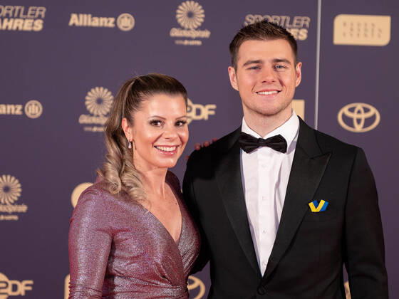 Lisa Ressler, Ehefrau des Preisträgers Felix Loch, rechts Vladyslav Heraskevych (Skeleton-Fahrer, Ukraine),, Sportler des Jahres, Verleihung der Ehrung im Jahre 2022, 18.12.2022, Eibner-Pressefoto Sascha Walther Sportler des Jahres, Verleihung der Ehrung im Jahre 2022, 18.12.2022 Baden-Baden Copyright: xEibner-Pressefotox EP_EER