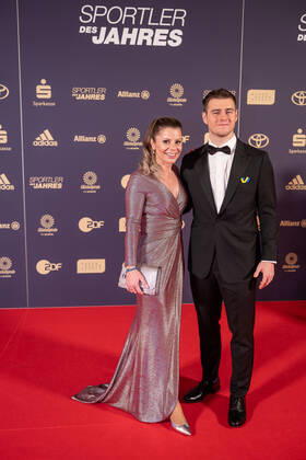 Lisa Ressler, Ehefrau des Preisträgers Felix Loch, rechts Vladyslav Heraskevych (Skeleton-Fahrer, Ukraine),, Sportler des Jahres, Verleihung der Ehrung im Jahre 2022, 18.12.2022, Eibner-Pressefoto Sascha Walther Sportler des Jahres, Verleihung der Ehrung im Jahre 2022, 18.12.2022 Baden-Baden Copyright: xEibner-Pressefotox EP_EER