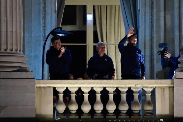Rassemblement de l equipe de France a la Place de la Concorde - Didier Deschamps ( selectionneur - entraineur - France ) - Hugo Lloris ( France ) - Benjamin Pavard ( France ) - FOOTBALL : Rassemblement de l equipe de France - Paris - 19 12 2022 FedericoPestellini Panoramic