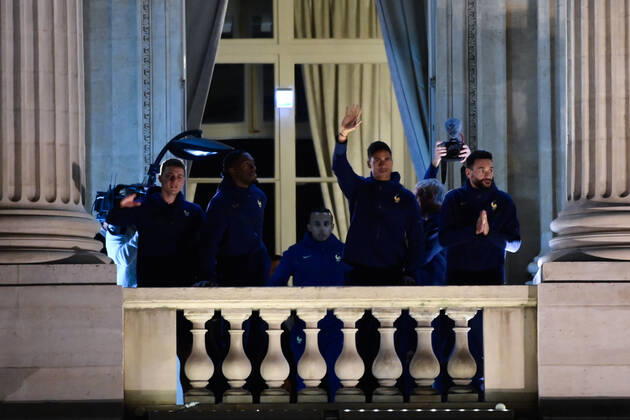 Rassemblement de l equipe de France a la Place de la Concorde - Hugo Lloris ( France ) - Benjamin Pavard ( France ) - Raphael Varane ( France ) - Jules Kounde ( France ) - FOOTBALL : Rassemblement de l equipe de France - Paris - 19 12 2022 FedericoPestellini Panoramic