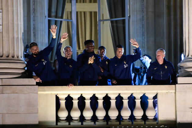Rassemblement de l equipe de France a la Place de la Concorde - Olivier Giroud ( France ) - Antoine Griezmann ( France ) - Ousmane Dembele ( France ) - Kylian Mbappe ( France ) - Didier Deschamps ( selectionneur - entraineur - France ) - FOOTBALL : Rassemblement de l equipe de France - Paris - 19 12 2022 FedericoPestellini Panoramic 