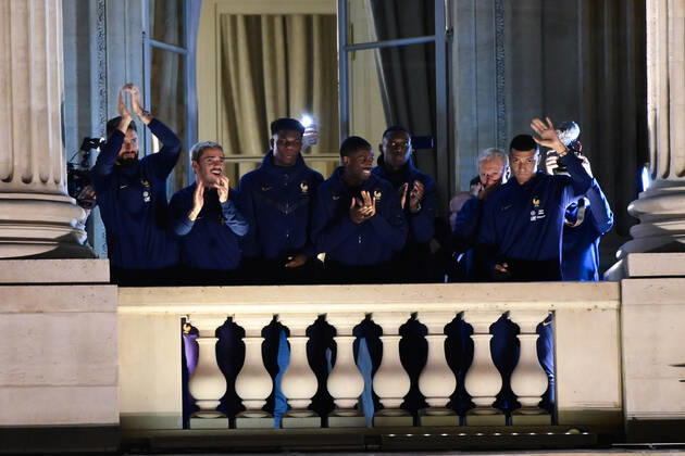 Rassemblement de l equipe de France a la Place de la Concorde - Olivier Giroud ( France ) - Antoine Griezmann ( France ) - Ousmane Dembele ( France ) - Kylian Mbappe ( France ) - Didier Deschamps ( selectionneur - entraineur - France ) - FOOTBALL : Rassemblement de l equipe de France - Paris - 19 12 2022 FedericoPestellini Panoramic 