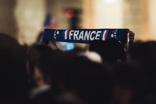 French Football Team Fans Greet The Players On The Place De La Concorde In Paris A French football team fan holds up a scarf with the word France over the crowd gathered on the Place de la Concorde to welcome the players on the balcony of the Crillon hotel after their return from Qatar after their defeat against Argentina in the World Cup final in Paris on December 19 2022. Paris France  Copyright: xSamuelxBoivinx originalFilename:boivin-frenchfo221219_npZwc.jpg