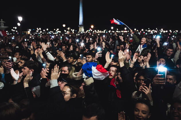 French Football Team Fans Greet The Players On The Place De La Concorde In Paris French football team supporters gather on the Place de la Concorde with French flags to welcome the players on the balcony of the Hotel de Crillon after their return from Qatar after their defeat against Argentina in the World Cup final in Paris on December 19, 2022. Paris France  Copyright: xSamuelxBoivinx originalFilename:boivin-frenchfo221219_np1eq