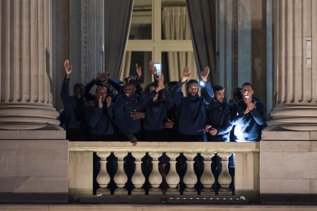 French Football Team Fans Greet The Players On The Place De La Concorde In Paris French football team players Hugo LLoris, Matte Guendouzi, Benjamin Pavard, Lucas Hernandez, Jules Kounde et Randall Kolo Muani wave to the crowd as French football team supporters gather on the Place de la Concorde with French flags to welcome the players on the balcony of the Hotel de Crillon after their return from Qatar following their defeat against Argentina in the World Cup final in Paris on December 19, 2022. Paris France  Copyright: xSamuelxBoivinx originalFilename:boivin-frenchfo221219_npaM9