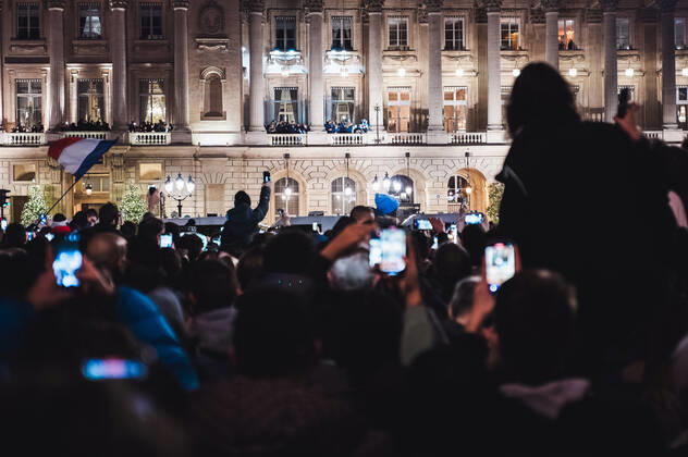 French Football Team Fans Greet The Players On The Place De La Concorde In Paris French football team supporters gather on the Place de la Concorde with French flags, smoke and flares to welcome the players on the balcony of the Hotel de Crillon after their return from Qatar following their defeat against Argentina in the World Cup final in Paris on December 19, 2022. Paris France  Copyright: xSamuelxBoivinx originalFilename:boivin-frenchfo221219_npIQd