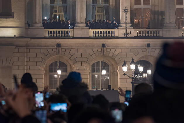 French Football Team Fans Greet The Players On The Place De La Concorde In Paris French football team players including Kylian Mbappe, Aurelien Tchouameni, Antoine Griezman and Olivier Giroud wave to the crowd as French football team supporters gather on the Place de la Concorde with French flags to welcome the players on the balcony of the Hotel de Crillon after their return from Qatar following their defeat by Argentina in the World Cup final in Paris on December 19, 2022. Paris France  Copyright: xSamuelxBoivinx originalFilename:boivin-frenchfo221219_npJJN