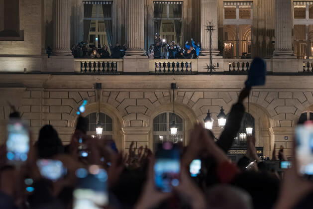 French Football Team Fans Greet The Players On The Place De La Concorde In Paris French football team players Antoine Griezman and Olivier Giroud wave to the crowd as French football team supporters gather on the Place de la Concorde with French flags to welcome the players on the balcony of the Hotel de Crillon after their return from Qatar following their defeat against Argentina in the World Cup final in Paris on December 19, 2022. Paris France  Copyright: xSamuelxBoivinx originalFilename:boivin-frenchfo221219_npXDC