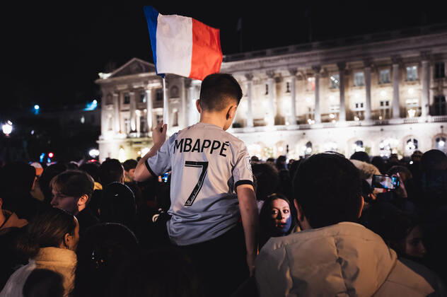 French Football Team Fans Greet The Players On The Place De La Concorde In Paris A child supporter of the French football team wearing an Mbappe jersey sits on his father s shoulders waves a French flag in the middle of the crowd gathered on the Place de la Concorde to welcome the players present on the balcony of the hotel de Crillon after their return from Qatar after their defeat against Argentina in the World Cup final, in Paris, on December 19, 2022. Paris France  Copyright: xSamuelxBoivinx originalFilename:boivin-frenchfo221219_np8dX.jpg
