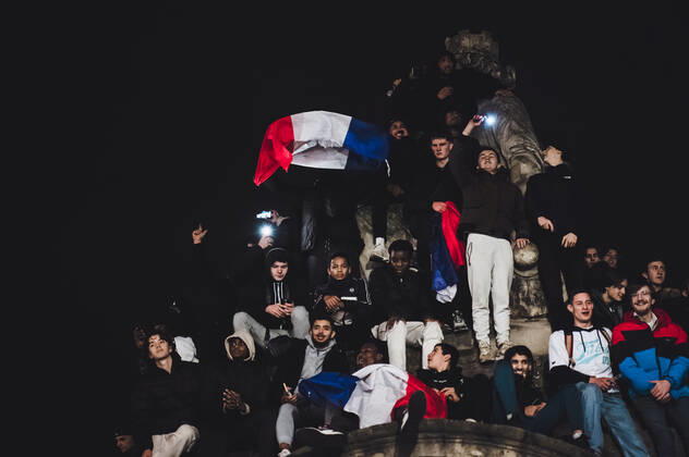 French Football Team Fans Greet The Players On The Place De La Concorde In Paris French football team supporters gather on the Place de la Concorde with French flags to welcome the players on the balcony of the Hotel de Crillon after their return from Qatar after their defeat against Argentina in the World Cup final in Paris on December 19, 2022. Paris France  Copyright: xSamuelxBoivinx originalFilename:boivin-frenchfo221219_npBK1