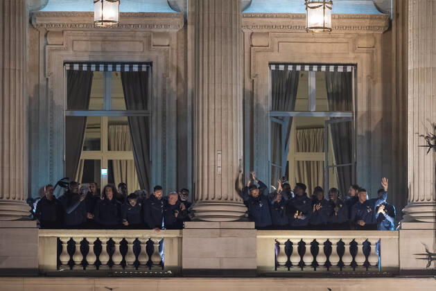 French Football Team Fans Greet The Players On The Place De La Concorde In Paris France team players including Kylian Mbappe, Aurelien Tchouameni, Antoine Griezman, Hugo Lloris, Matteo Guendouzi and Olivier Giroud wave to the crowd as France football team supporters gather on the Place de la Concorde with French flags to welcome the players on the balcony of the Hotel de Crillon after their return from Qatar following their defeat by Argentina in the World Cup final in Paris on December 19, 2022. Paris France  Copyright: xSamuelxBoivinx originalFilename:boivin-frenchfo221219_npqZw