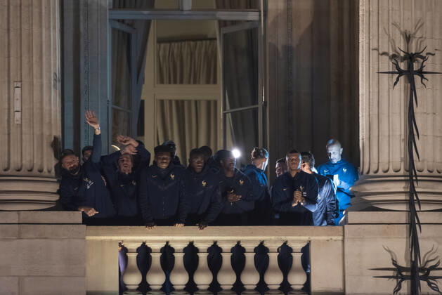 French Football Team Fans Greet The Players On The Place De La Concorde In Paris French football team players including Kylian Mbappe, Aurelien Tchouameni, Antoine Griezman, Adrien Rabiot and Olivier Giroud wave to the crowd as French football team supporters gather on the Place de la Concorde with French flags to welcome the players on the balcony of the Hotel de Crillon after their return from Qatar following their defeat by Argentina in the World Cup final in Paris on December 19, 2022. Paris France  Copyright: xSamuelxBoivinx originalFilename:boivin-frenchfo221219_np7vx