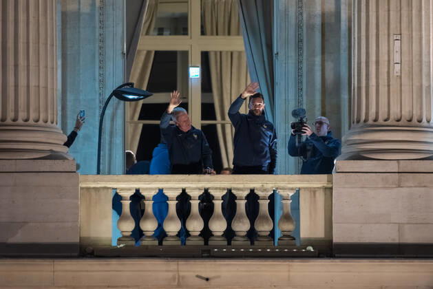 French Football Team Fans Greet The Players On The Place De La Concorde In Paris France s coach Didier Deschamps and captain and goalkeeper Hugo Lloris wave to the crowd as fans of the French football team gather on the Place de la Concorde with French flags to welcome the players on the balcony of the Hotel de Crillon after their return from Qatar following their defeat by Argentina in the World Cup final in Paris on December 19, 2022. Paris France  Copyright: xSamuelxBoivinx originalFilename:boivin-frenchfo221219_npCpH