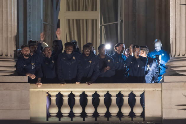 French Football Team Fans Greet The Players On The Place De La Concorde In Paris French football team players including Kylian Mbappe, Aurelien Tchouameni, Antoine Griezman, Adrien Rabiot and Olivier Giroud wave to the crowd as French football team supporters gather on the Place de la Concorde with French flags to welcome the players on the balcony of the Hotel de Crillon after their return from Qatar following their defeat by Argentina in the World Cup final in Paris on December 19, 2022. Paris France  Copyright: xSamuelxBoivinx originalFilename:boivin-frenchfo221219_npkpi
