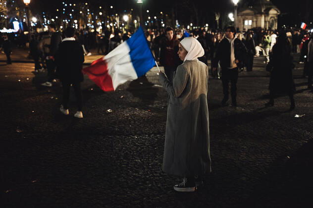 French Football Team Fans Greet The Players On The Place De La Concorde In Paris A fan of the France team wearing the veil waves a French flag in the middle of the crowd gathered in the Place de la Concorde to welcome the players present on the balcony of the Hotel de Crillon after their return from Qatar after their defeat against Argentina in the final of the World Cup, in Paris, on December 19, 2022. Paris France  Copyright: xSamuelxBoivinx originalFilename:boivin-frenchfo221219_nppVq.jpg