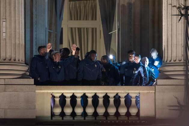 French Football Team Fans Greet The Players On The Place De La Concorde In Paris French football team players including Aurelien Tchouameni, Antoine Griezman, Kingsley Coman and Olivier Giroud wave to the crowd as French football team supporters gather on the Place de la Concorde with French flags to welcome the players on the balcony of the Hotel de Crillon after their return from Qatar following their defeat by Argentina in the World Cup final in Paris on December 19, 2022. Paris France  Copyright: xSamuelxBoivinx originalFilename:boivin-frenchfo221219_npje1