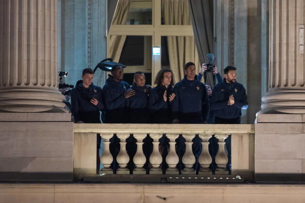 French Football Team Fans Greet The Players On The Place De La Concorde In Paris Hugo Lloris, Raphael Varane, Matteo Guendouzi, Jules Kounde wave to the crowd as French football team supporters gather on the Place de la Concorde with French flags to welcome the players back from Qatar after their defeat by Argentina in the World Cup final in Paris on December 19, 2022. Paris France  Copyright: xSamuelxBoivinx originalFilename:boivin-frenchfo221219_npKku