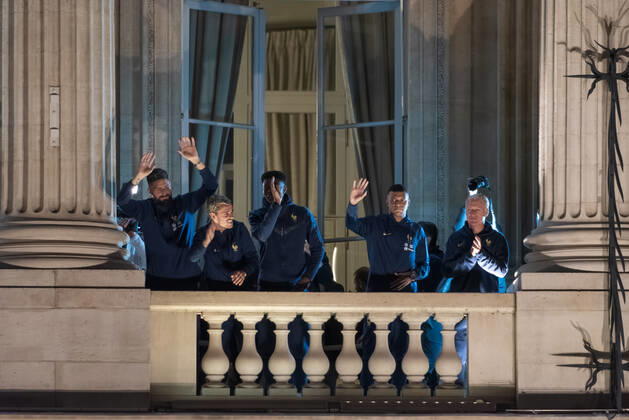 French Football Team Fans Greet The Players On The Place De La Concorde In Paris French football team players including Kylian Mbappe, Aurelien Tchouameni, Antoine Griezman and Olivier Giroud wave to the crowd as French football team supporters gather on the Place de la Concorde with French flags to welcome the players on the balcony of the Hotel de Crillon after their return from Qatar following their defeat by Argentina in the World Cup final in Paris on December 19, 2022. Paris France  Copyright: xSamuelxBoivinx originalFilename:boivin-frenchfo221219_npbWr