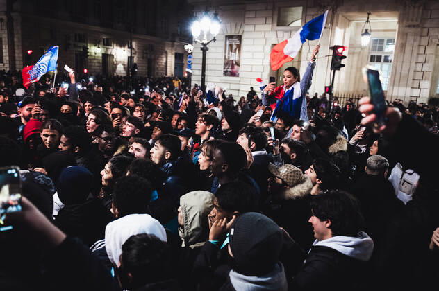 French Football Team Fans Greet The Players On The Place De La Concorde In Paris Supporters of the French football team are gathered in the Place de la Concorde with French flags to welcome the players present on the balcony of the Hotel de Crillon after their return from Qatar after their defeat against Argentina in the final of the World Cup, in Paris, on December 19, 2022. Paris France  Copyright: xSamuelxBoivinx originalFilename:boivin-frenchfo221219_npOt0.jpg