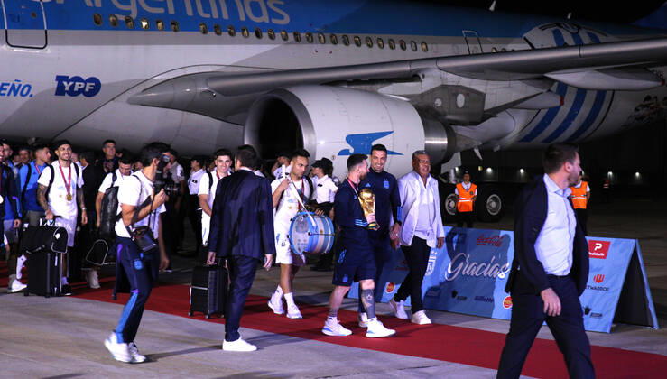 December 18, 2022, ciudad Autonoma, Buenos aires, Argentina: Argentina world champion of the Qatar cup 2022 arrived in argentina at the ezeiza airport ciudad Autónoma Argentina Lionel Messi and Lionel Scaloni with Lautaro Martinez and Julian Alvarez - ZUMAc230 0196964869st Copyright: xVirginiaxChailex