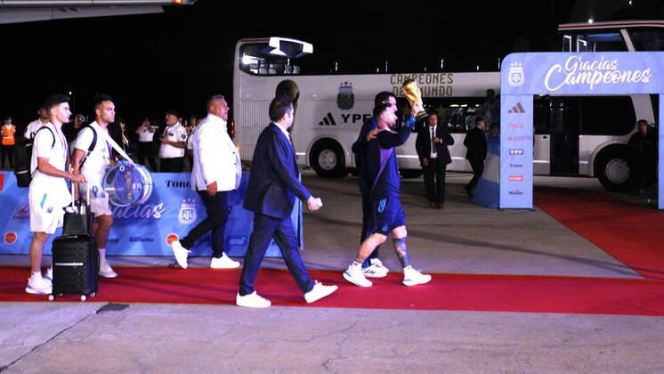 December 20, 2022, ciudad Autonoma, Buenos aires, Argentina: Argentina world champion of the Qatar cup 2022 arrived in argentina at the ezeiza airport ciudad Autónoma Argentin; Lionel Messi (R ), Julian Alvarez and Lautaro Martinez - ZUMAc230 0196964870st Copyright: xVirginiaxChailex
