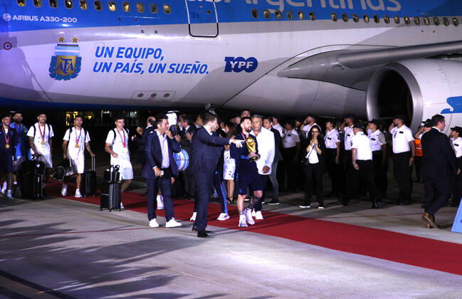 December 20, 2022, ciudad Autonoma, Buenos aires, Argentina: Argentina world champion of the Qatar cup 2022 arrived in argentina at the ezeiza airport ciudad Autónoma Argentina, Lionel Messi (centre) - ZUMAc230 0196964889st Copyright: xVirginiaxChailex