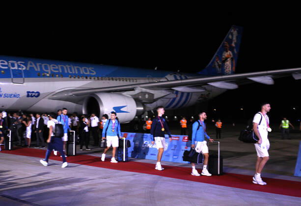 December 18, 2022, ciudad Autonoma, Buenos aires, Argentina: Argentina world champion of the Qatar cup 2022 arrived in argentina at the ezeiza airport ciudad Autónoma Argentina, Emiliano Martinez (R) - ZUMAc230 0196964964st Copyright: xVirginiaxChailex