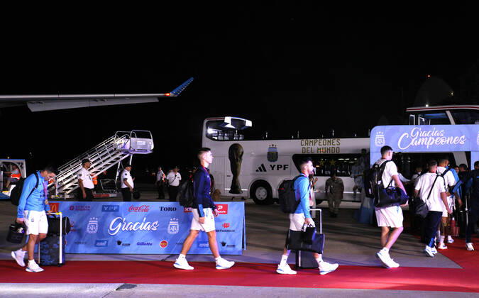 December 20, 2022, ciudad Autonoma, Buenos aires, Argentina: Argentina world champion of the Qatar cup 2022 arrived in argentina at the ezeiza airport ciudad Autónoma Argentina, Marcos Javier Acuna (L) - ZUMAc230 0196964968st Copyright: xVirginiaxChailex