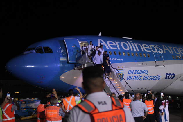 Arrival Of The Argentine Team Argentine national team, Nationalteam arrived at Ezeiza Airport on Aerolineas Argentina after their victory against France in the FIFA World Cup, WM, Weltmeisterschaft, Fussball in Buenos Aires, Argentina, on December 20, 2022 BUENOS AIRES BUENOS AIRES Argentina  Copyright: xCarolxSmiljanx originalFilename:smiljan-arrivalo221220_npYfA.jpg