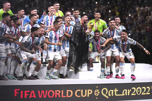MESSI Lionel Weltmeister Team Argentinien bei der Siegerehrung dem Weltpokal und seiner Mannschaft FIFA World Cup, WM, Weltmeisterschaft, Fussball 2022 in Katar Finale Argentinien - Frankreich am 18.12 .2022 im Lusail Stadion DFL REGULATIONS PROHIBIT ANY USE OF PHOTOGRAPHS as IMAGE SEQUENCES and or QUASI-VIDEO Copyright: xLacixPerenyix