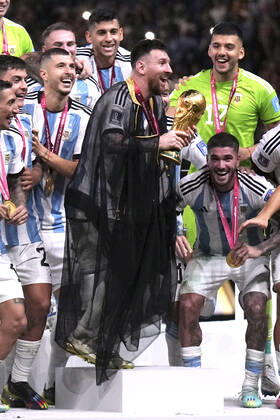 MESSI Lionel Weltmeister Team Argentinien bei der Siegerehrung dem Weltpokal und seiner Mannschaft FIFA World Cup, WM, Weltmeisterschaft, Fussball 2022 in Katar Finale Argentinien - Frankreich am 18.12 .2022 im Lusail Stadion DFL REGULATIONS PROHIBIT ANY USE OF PHOTOGRAPHS as IMAGE SEQUENCES and or QUASI-VIDEO Copyright: xLacixPerenyix
