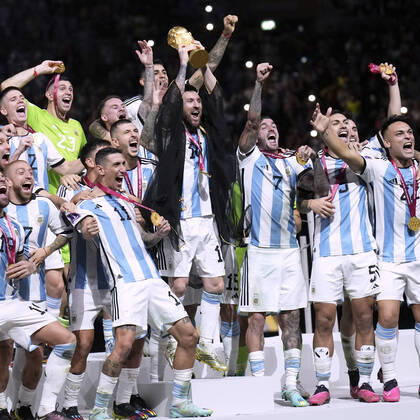 MESSI Lionel Weltmeister Team Argentinien bei der Siegerehrung dem Weltpokal und seiner Mannschaft FIFA World Cup, WM, Weltmeisterschaft, Fussball 2022 in Katar Finale Argentinien - Frankreich am 18.12 .2022 im Lusail Stadion DFL REGULATIONS PROHIBIT ANY USE OF PHOTOGRAPHS as IMAGE SEQUENCES and or QUASI-VIDEO Copyright: xLacixPerenyix