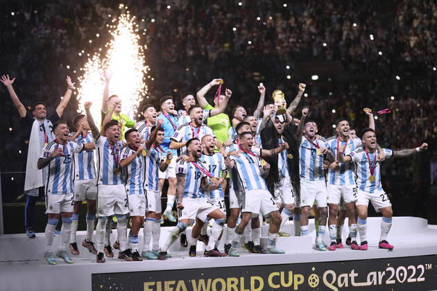 MESSI Lionel Weltmeister Team Argentinien bei der Siegerehrung dem Weltpokal und seiner Mannschaft FIFA World Cup, WM, Weltmeisterschaft, Fussball 2022 in Katar Finale Argentinien - Frankreich am 18.12 .2022 im Lusail Stadion DFL REGULATIONS PROHIBIT ANY USE OF PHOTOGRAPHS as IMAGE SEQUENCES and or QUASI-VIDEO Copyright: xLacixPerenyix