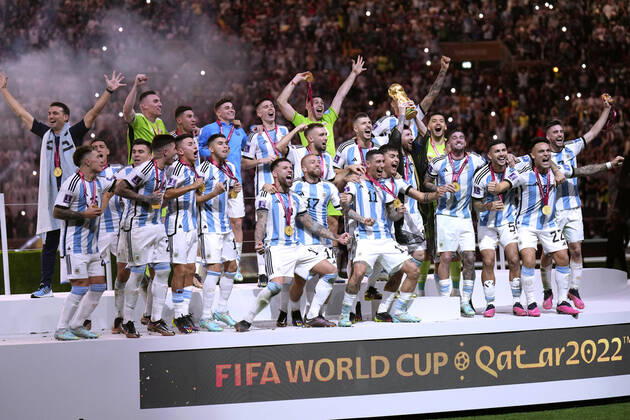 MESSI Lionel Weltmeister Team Argentinien bei der Siegerehrung dem Weltpokal und seiner Mannschaft FIFA World Cup, WM, Weltmeisterschaft, Fussball 2022 in Katar Finale Argentinien - Frankreich am 18.12 .2022 im Lusail Stadion DFL REGULATIONS PROHIBIT ANY USE OF PHOTOGRAPHS as IMAGE SEQUENCES and or QUASI-VIDEO Copyright: xLacixPerenyix