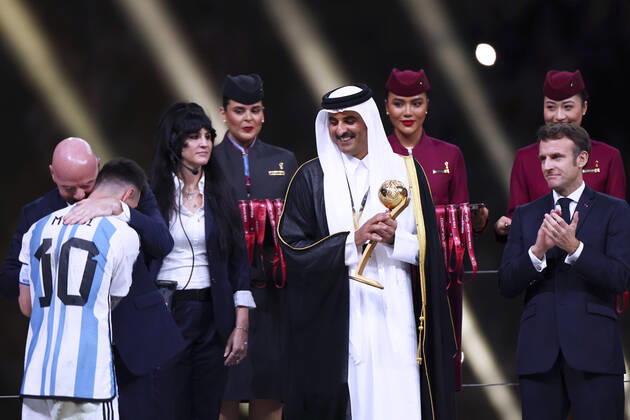 MESSI Lionel Weltmeister Team Argentinien bei der Siegerehrung mit FIFA Praesident INFANTINO Gianni und dem Emir TAMIN BIN HAMAD AL THANI FIFA World Cup, WM, Weltmeisterschaft, Fussball 2022 in Katar rechts Praesident MACRON Emmanuel Finale Argentinien - Frankreich am 18.12 .2022 im Lusail Stadion DFL REGULATIONS PROHIBIT ANY USE OF PHOTOGRAPHS as IMAGE SEQUENCES and or QUASI-VIDEO Copyright: xLacixPerenyix