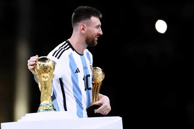 MESSI Lionel Weltmeister Team Argentinien bei der Siegerehrung dem Weltpokal FIFA World Cup, WM, Weltmeisterschaft, Fussball 2022 in Katar Finale Argentinien - Frankreich am 18.12 .2022 im Lusail Stadion DFL REGULATIONS PROHIBIT ANY USE OF PHOTOGRAPHS as IMAGE SEQUENCES and or QUASI-VIDEO Copyright: xLacixPerenyix