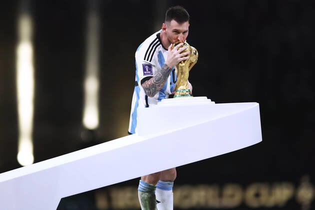MESSI Lionel Weltmeister Team Argentinien bei der Siegerehrung dem Weltpokal FIFA World Cup, WM, Weltmeisterschaft, Fussball 2022 in Katar Finale Argentinien - Frankreich am 18.12 .2022 im Lusail Stadion DFL REGULATIONS PROHIBIT ANY USE OF PHOTOGRAPHS as IMAGE SEQUENCES and or QUASI-VIDEO Copyright: xLacixPerenyix