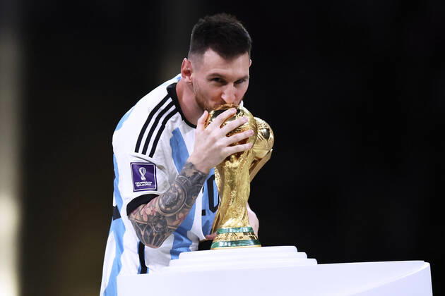MESSI Lionel Weltmeister Team Argentinien bei der Siegerehrung dem Weltpokal FIFA World Cup, WM, Weltmeisterschaft, Fussball 2022 in Katar Finale Argentinien - Frankreich am 18.12 .2022 im Lusail Stadion DFL REGULATIONS PROHIBIT ANY USE OF PHOTOGRAPHS as IMAGE SEQUENCES and or QUASI-VIDEO Copyright: xLacixPerenyix