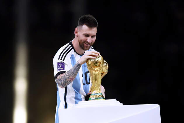 MESSI Lionel Weltmeister Team Argentinien bei der Siegerehrung dem Weltpokal FIFA World Cup, WM, Weltmeisterschaft, Fussball 2022 in Katar Finale Argentinien - Frankreich am 18.12 .2022 im Lusail Stadion DFL REGULATIONS PROHIBIT ANY USE OF PHOTOGRAPHS as IMAGE SEQUENCES and or QUASI-VIDEO Copyright: xLacixPerenyix