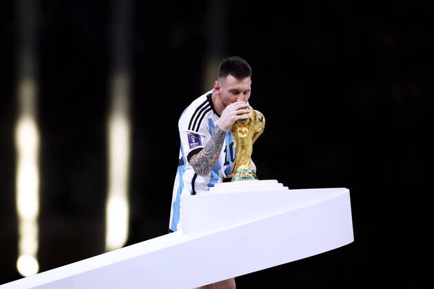 MESSI Lionel Weltmeister Team Argentinien bei der Siegerehrung dem Weltpokal FIFA World Cup, WM, Weltmeisterschaft, Fussball 2022 in Katar Finale Argentinien - Frankreich am 18.12 .2022 im Lusail Stadion DFL REGULATIONS PROHIBIT ANY USE OF PHOTOGRAPHS as IMAGE SEQUENCES and or QUASI-VIDEO Copyright: xLacixPerenyix
