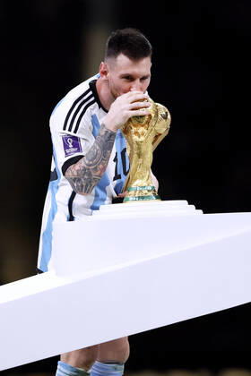 MESSI Lionel Weltmeister Team Argentinien bei der Siegerehrung dem Weltpokal FIFA World Cup, WM, Weltmeisterschaft, Fussball 2022 in Katar Finale Argentinien - Frankreich am 18.12 .2022 im Lusail Stadion DFL REGULATIONS PROHIBIT ANY USE OF PHOTOGRAPHS as IMAGE SEQUENCES and or QUASI-VIDEO Copyright: xLacixPerenyix