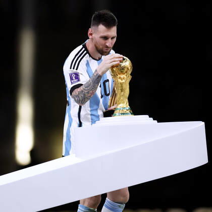 MESSI Lionel Weltmeister Team Argentinien bei der Siegerehrung dem Weltpokal FIFA World Cup, WM, Weltmeisterschaft, Fussball 2022 in Katar Finale Argentinien - Frankreich am 18.12 .2022 im Lusail Stadion DFL REGULATIONS PROHIBIT ANY USE OF PHOTOGRAPHS as IMAGE SEQUENCES and or QUASI-VIDEO Copyright: xLacixPerenyix