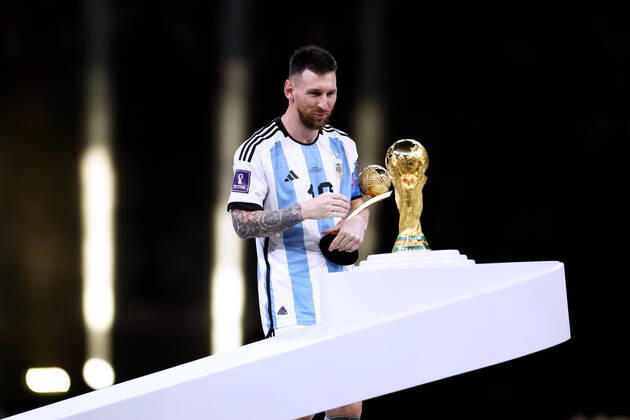 MESSI Lionel Weltmeister Team Argentinien bei der Siegerehrung dem Weltpokal FIFA World Cup, WM, Weltmeisterschaft, Fussball 2022 in Katar Finale Argentinien - Frankreich am 18.12 .2022 im Lusail Stadion DFL REGULATIONS PROHIBIT ANY USE OF PHOTOGRAPHS as IMAGE SEQUENCES and or QUASI-VIDEO Copyright: xLacixPerenyix