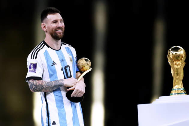MESSI Lionel Weltmeister Team Argentinien bei der Siegerehrung dem Weltpokal FIFA World Cup, WM, Weltmeisterschaft, Fussball 2022 in Katar Finale Argentinien - Frankreich am 18.12 .2022 im Lusail Stadion DFL REGULATIONS PROHIBIT ANY USE OF PHOTOGRAPHS as IMAGE SEQUENCES and or QUASI-VIDEO Copyright: xLacixPerenyix