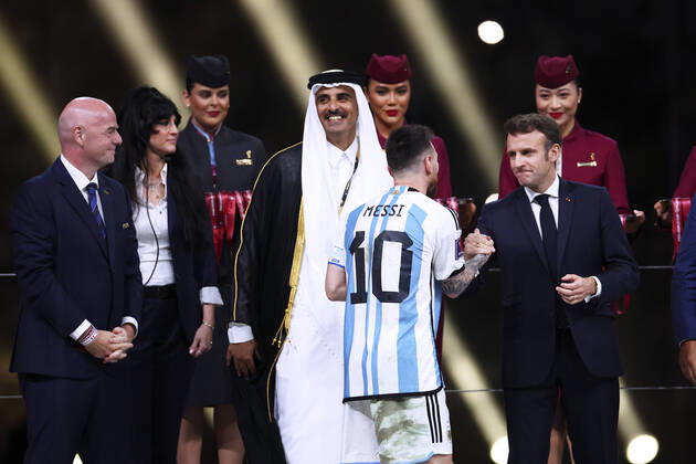 MESSI Lionel Weltmeister Team Argentinien bei der Siegerehrung mit FIFA Praesident INFANTINO Gianni und dem Emir TAMIN BIN HAMAD AL THANI FIFA World Cup, WM, Weltmeisterschaft, Fussball 2022 in Katar rechts Praesident MACRON Emmanuel Finale Argentinien - Frankreich am 18.12 .2022 im Lusail Stadion DFL REGULATIONS PROHIBIT ANY USE OF PHOTOGRAPHS as IMAGE SEQUENCES and or QUASI-VIDEO Copyright: xLacixPerenyix