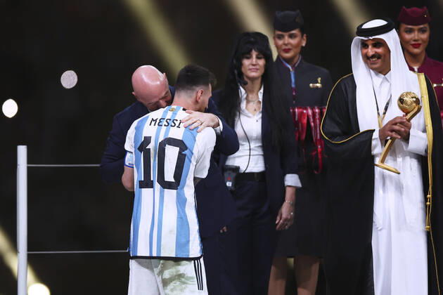 MESSI Lionel Weltmeister Team Argentinien bei der Siegerehrung mit FIFA Praesident INFANTINO Gianni und dem Emir TAMIN BIN HAMAD AL THANI FIFA World Cup, WM, Weltmeisterschaft, Fussball 2022 in Katar Finale Argentinien - Frankreich am 18.12 .2022 im Lusail Stadion DFL REGULATIONS PROHIBIT ANY USE OF PHOTOGRAPHS as IMAGE SEQUENCES and or QUASI-VIDEO Copyright: xLacixPerenyix