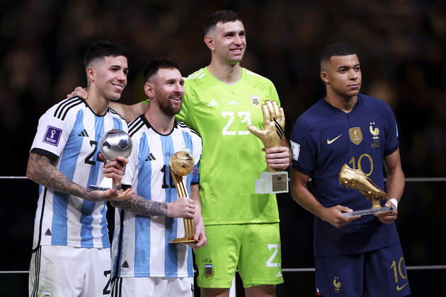 MESSI Lionel Weltmeister Team Argentinien bei der Siegerehrung mit MBAPPE, Torwart MERTINEZ und FERNANDEZ Enzo FIFA World Cup, WM, Weltmeisterschaft, Fussball 2022 in Katar Finale Argentinien - Frankreich am 18.12 .2022 im Lusail Stadion DFL REGULATIONS PROHIBIT ANY USE OF PHOTOGRAPHS as IMAGE SEQUENCES and or QUASI-VIDEO Copyright: xLacixPerenyix
