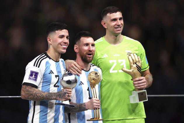 MESSI Lionel Weltmeister Team Argentinien bei der Siegerehrung mit Torwart MERTINEZ und FERNANDEZ Enzo FIFA World Cup, WM, Weltmeisterschaft, Fussball 2022 in Katar Finale Argentinien - Frankreich am 18.12 .2022 im Lusail Stadion DFL REGULATIONS PROHIBIT ANY USE OF PHOTOGRAPHS as IMAGE SEQUENCES and or QUASI-VIDEO Copyright: xLacixPerenyix